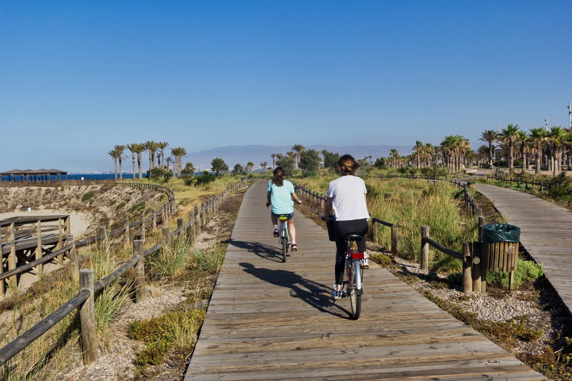 personas montando en bicicleta en Almería